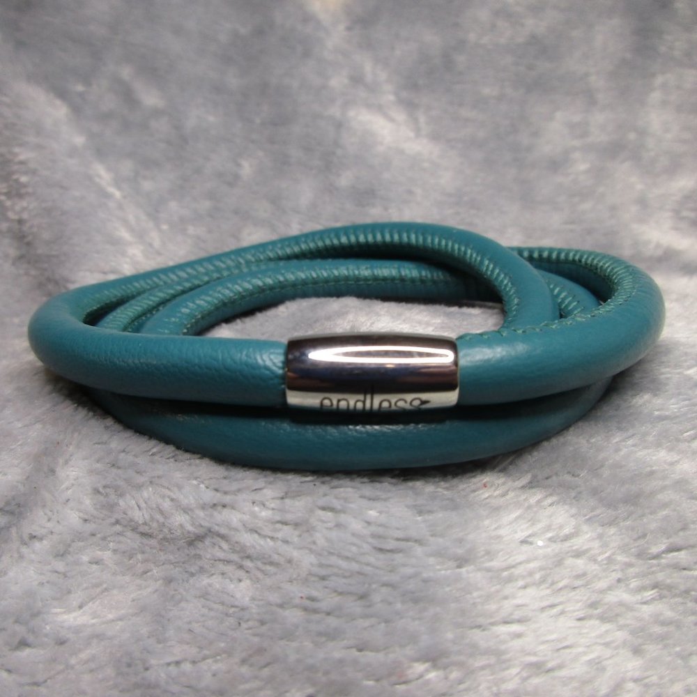 Endless Triple Silver Clasp Green Bayou Leather Bracelet By JLO 8.5 inch NEW A52